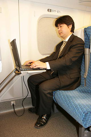 Illustration for article titled Japan's Type N700 Bullet Train Almost Half as Fast as an Airplane